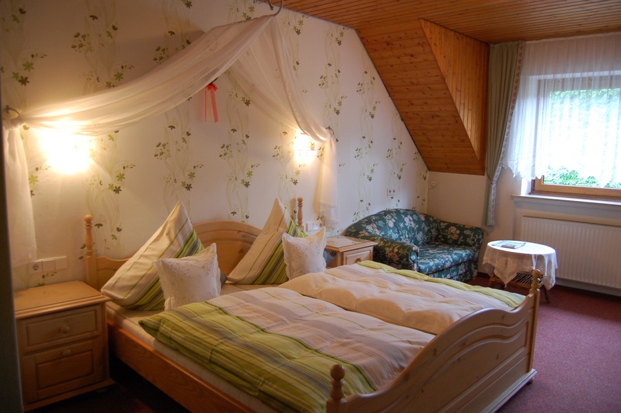 Liebevoll eingerichtete, geräumige Zimmer in ruhiger Lage erwarten Sie!